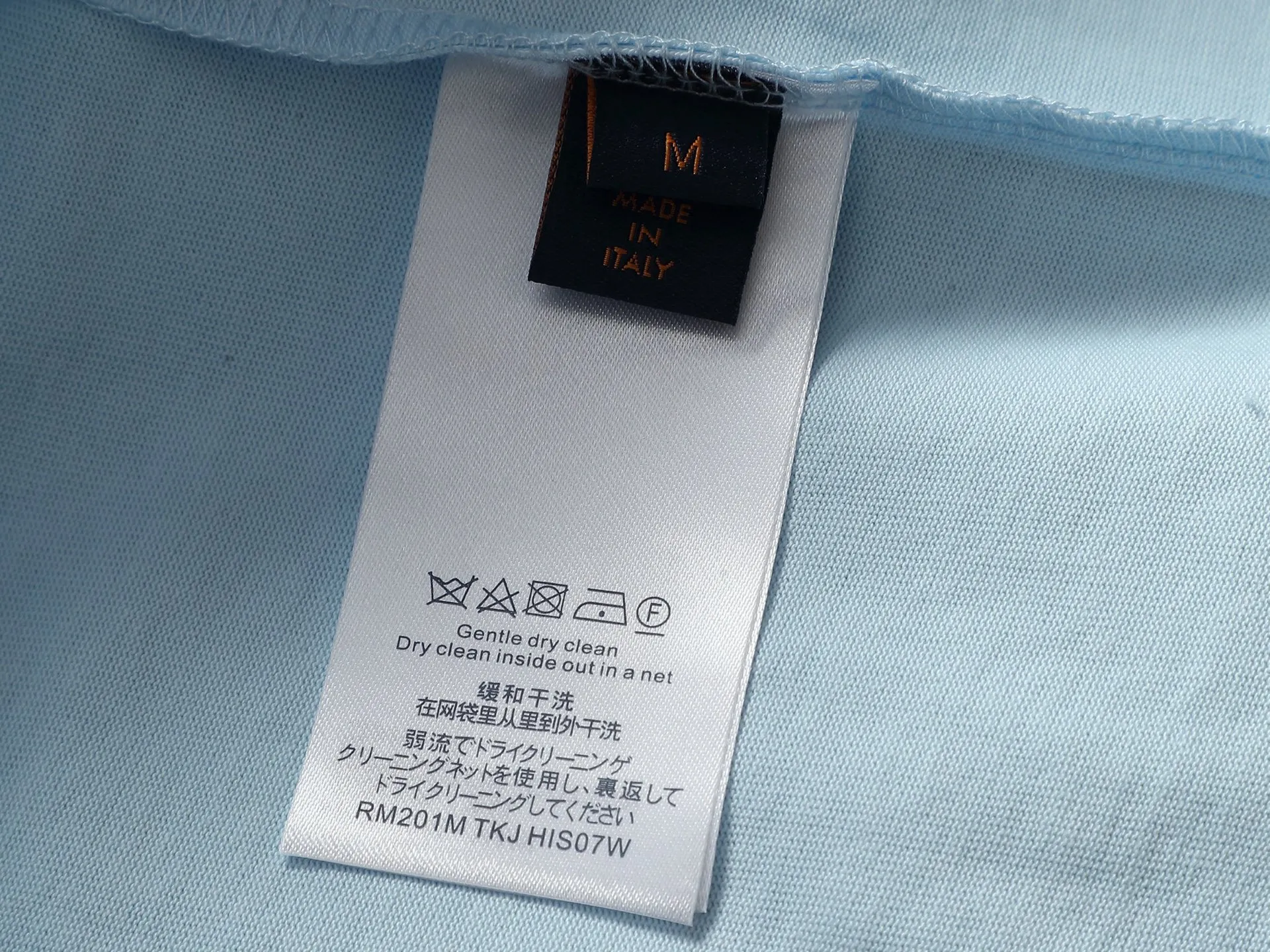 🅿️220 Louis Vuitton/Louis Vuitton High-end craftsmanship 10000 needle embroidery The large sailing ship logo is exquisitely upgraded, inspired by the retro embroidery of the 1980s. The original fabric is the same as the official short-sleeved T-shirt. The fabric is dyed in the same vat. It feels very comfortable. The latest brick cabinet synchronization for spring and summer. Fashionable and personalized. Super versatile and good-looking. It is very suitable for both men and women. A must-have for everyone. Hang tag. Collar label. Washed wheat. Complete with three labels. Color: black, white, blue. Size: S M L XL |